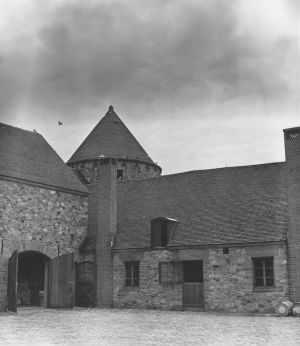 FIG. 3
Inner courtyard (old photograph, private archives, Paris.