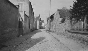 View of a street in Recloses at the time of Philippe Smit (photograph from Lotty Urban's album, private archives, Paris)