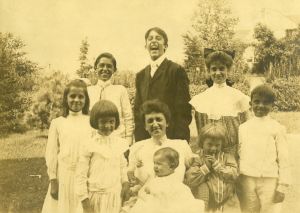 FIG. 1 The Asplundh family: Emma Asplundh surrounded by her children; Alethe, standing to her mother's right,  most probably dating from 1904 (Bryn Athyn Historic District Archives, RMP_PRI_4298, courtesy of the Glencairn Museum).