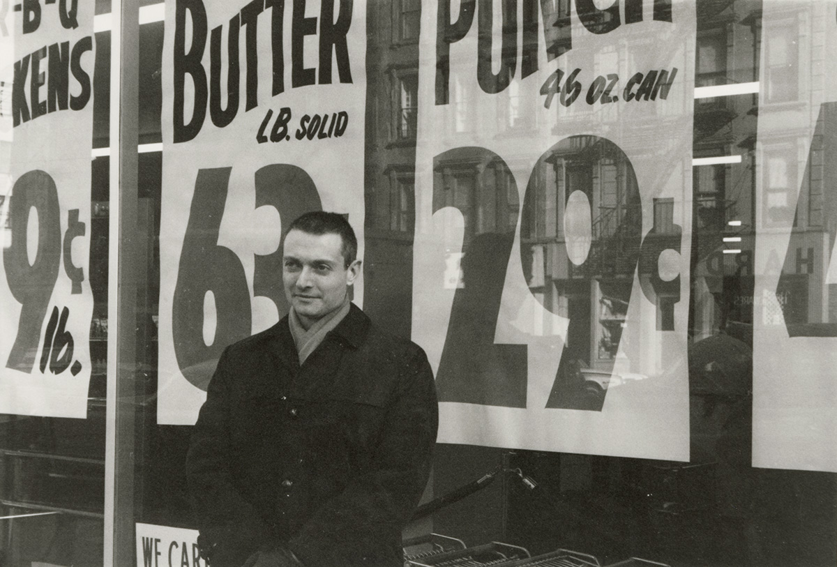 The artist at the supermarket in 1962. Photo: Ivan Karp, by permission of the Estate of Ivan C Karp, courtesy RLF Archives